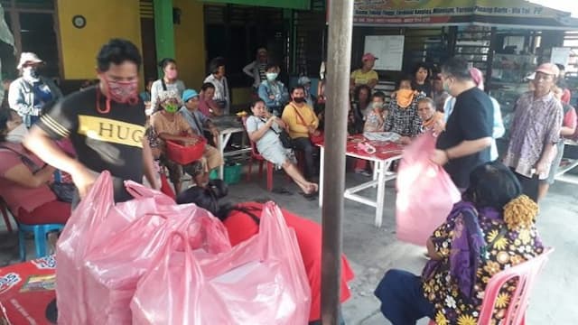 pedagang_asongan_eks_terminal_suka_dame_dapat_nasi_kotak