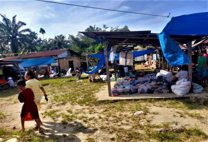 pedagang_baju_di_pekan_hutabayu_raja_berjibaku_di_tengah_gempuran_olshop