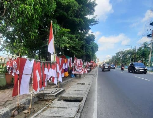pedagang_bendera_musiman_di_siantar_raih_cuan_jutaan_di_bulan_merdeka