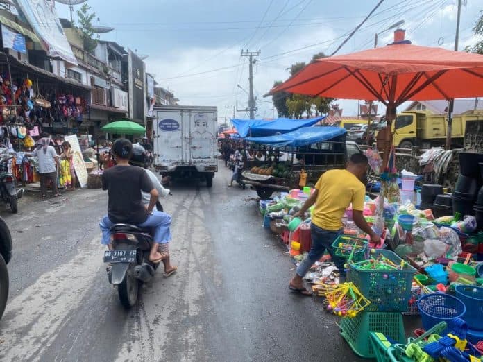 pedagang_di_bahu_jalan_pusat_pasar_sidikalang_semraut_anggota_dprd_desak_pemkab_dairi_tertibkan