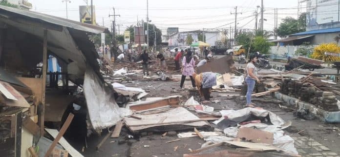 pedagang_di_terminal_aksara_kosongkan_lapak_secara_sukarela