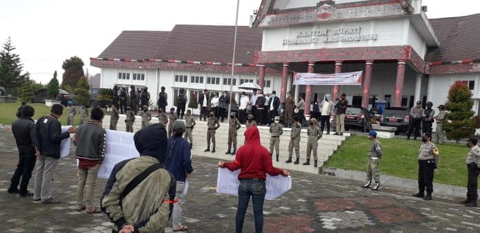 pedagang_dolok_sanggul_unjuk_rasa_tolak_relokasi_lapak