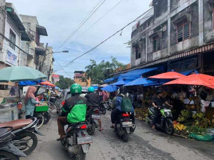 pedagang_kaki_lima_di_jalan_di_panjaitan_ganggu_akses_pengendara