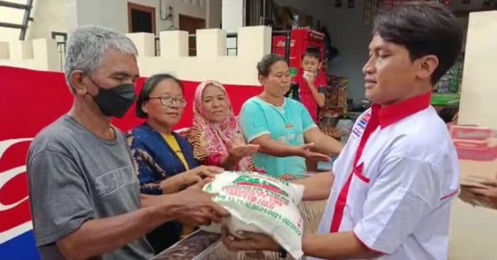 pedagang_korban_kebakaran_di_jalan_jamin_ginting_medan_terima_bantuan