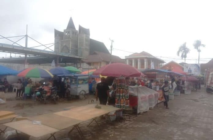 pedagang_makanan_minuman_mengadu_nasib_di_perayaan_hut_kabupaten_taput
