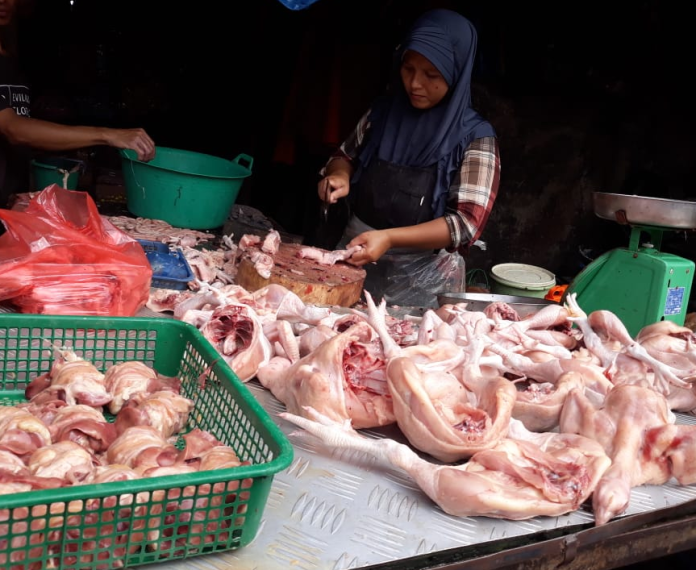 pedagang_mengeluh_harga_ayam_potong_tembus_rp35000_di_medan