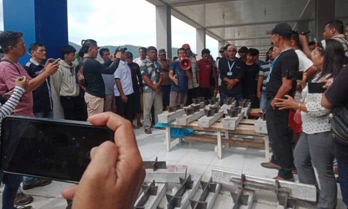 pedagang_menolak_peresmian_pasar_ikan_modern_sibolga_ricuh