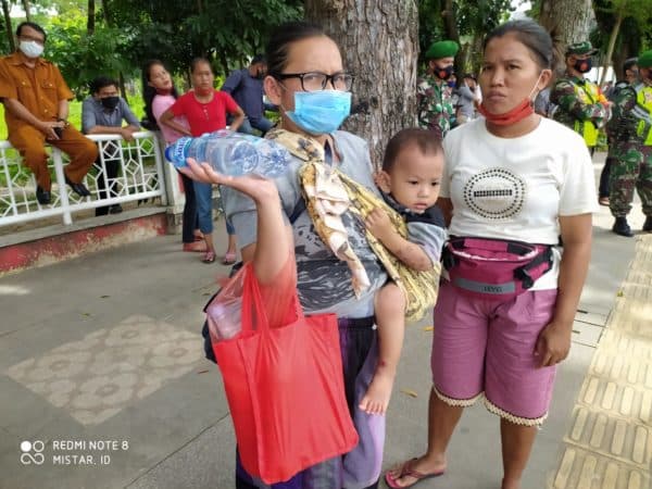 pedagang_minuman_meraup_rezeki_di_tengah_aksi_demo_di_siantar