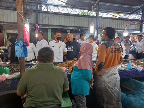 pedagang_pasar_medan_deli_bersyukur_perbaikan_atap_bocor_sudah_50_persen