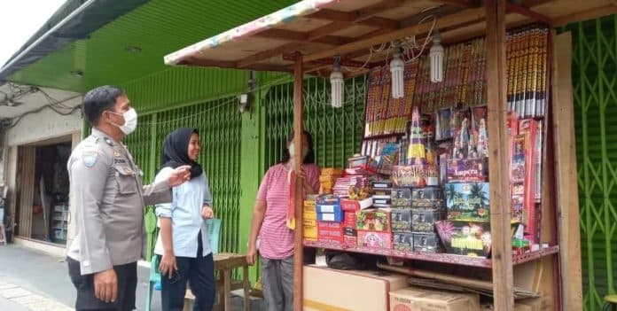pedagang_petasan_di_medan_diminta_sama_sama_jaga_keamanan