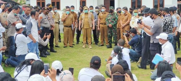 pedagang_pusat_pasar_sidikalang_demo_ke_kantor_bupati_dairi