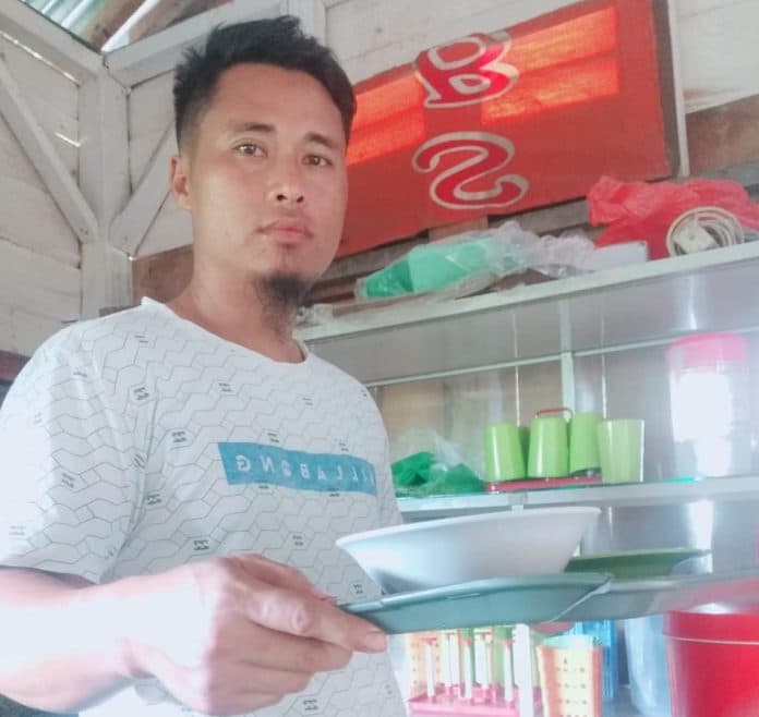 pedagang_rumah_makanan_khas_batak_mengeluh_di_samosir