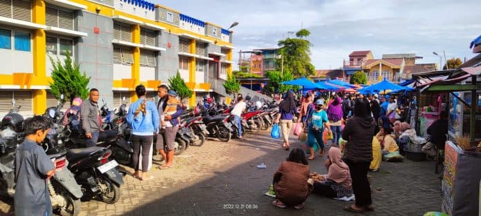pedagang_tumpah_lapangan_parkir_pd_pasar_sidikalang_jadi_tempat_jualan