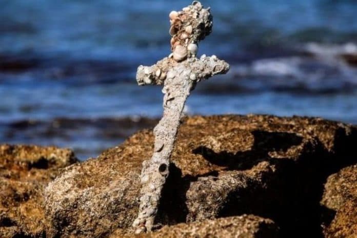 pedang_ksatria_perang_salib_berumur_900_tahun_ditemukan_di_pantai_israel