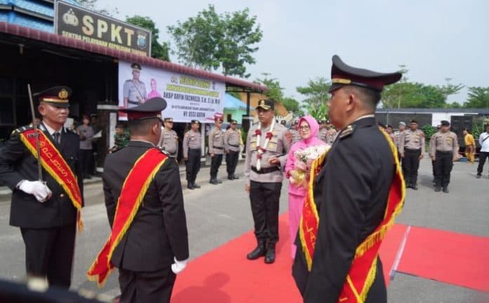pedang_pora_sambut_kedatangan_kapolres_labusel_yang_baru_akbp_arfin_fachreza