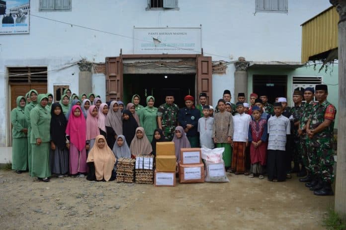 peduli_anak_yatim_piatu_dandim_0212tapsel_salurkan_bantuan_ke_panti_asuhan