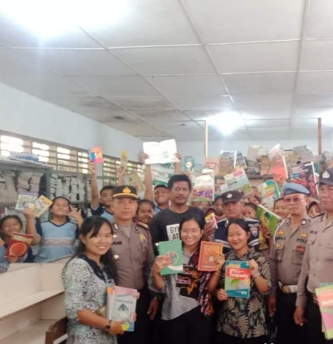 peduli_budaya_literasi_polsek_parapat_bagikan_buku_ke_smp_negeri_1_girsang_sipangan_bolon