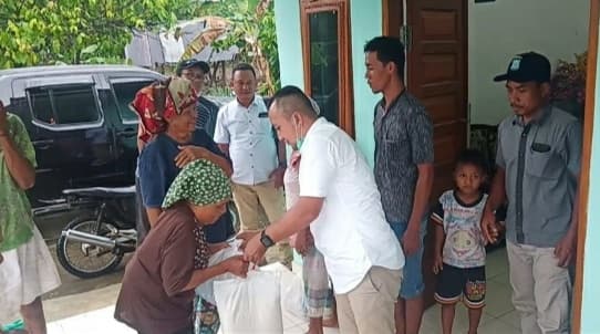 peduli_covid_19_anggota_dprd_simalungun_irwansyah_bagikan_100_paket_sembako