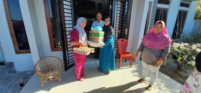 peduli_dampak_covid_19_keluarga_poli_keshav_di_dairi_bagi_sembako