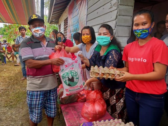 peduli_kampung_halaman_anak_rantau_maniksilau_salurkan_sembako