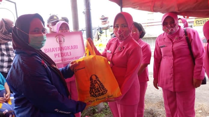 peduli_korban_banjir_bhayangkari_sergai_berikan_bantuan