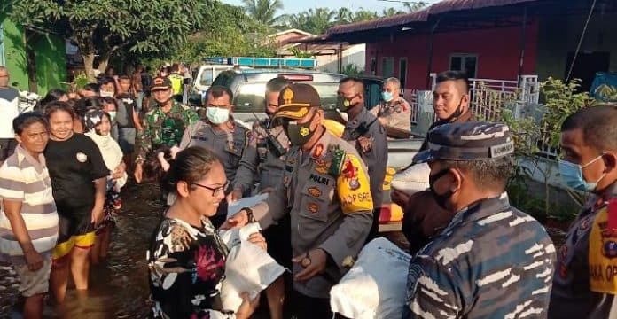 peduli_korban_banjir_tanjungbalai_polisi_dan_tni_al_berbagi_5_ton_beras