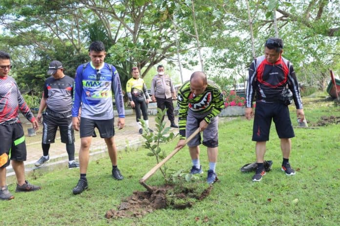 peduli_lingkungan_kapolres_sergai_tanam_pohon