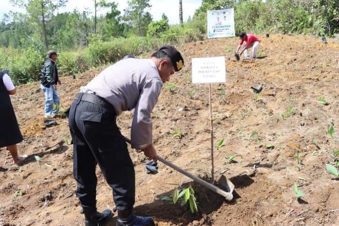 peduli_masa_depan_polres_taput_tanam_pohon_di_area_rumah_doa_seminarium_sipoholon