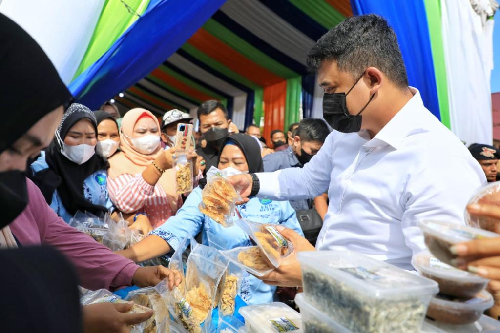 peduli_nasib_nelayan_bobby_nasution_beri_bantuan_umkm_dan_biaya_pendidikan