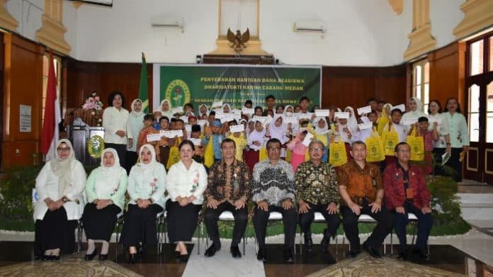 peduli_pendidikan_dharmayukti_karini_cabang_medan_salurkan_bantuan_dana_beasiswa