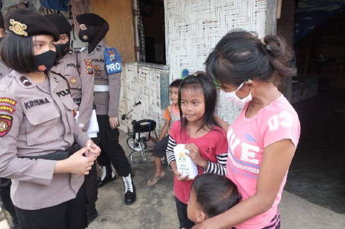 peduli_pendidikan_polwan_poldasu_bagikan_5_unit_hp_kepada_anak_tak_mampu
