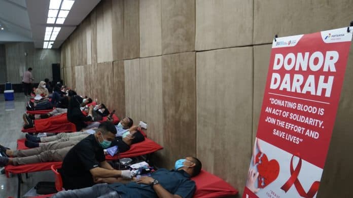 peduli_sesama_karyawan_pertamina_kumpulkan_119_kantong_darah