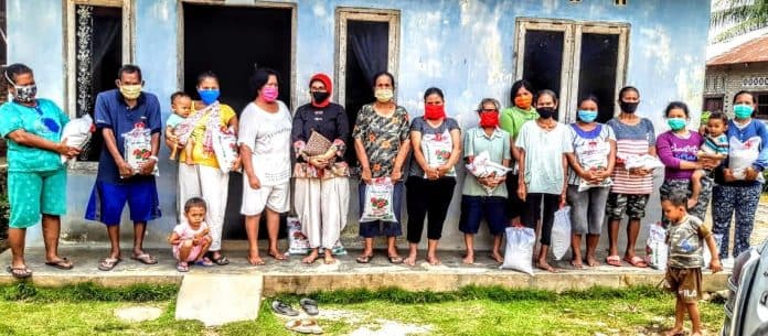 peduli_warga_terpencil_tbr_beri_sembako_kepada_warga_kampung_nainggolan