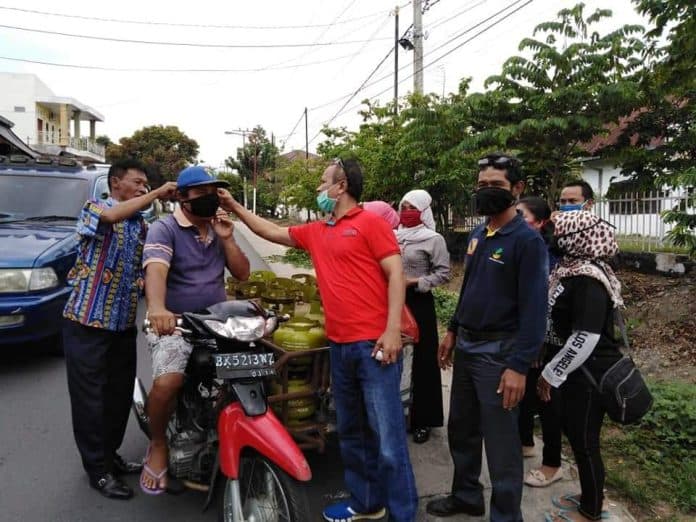 pegawai_dinsos_dan_tksk_bagi_bagi_masker_kepada_warga