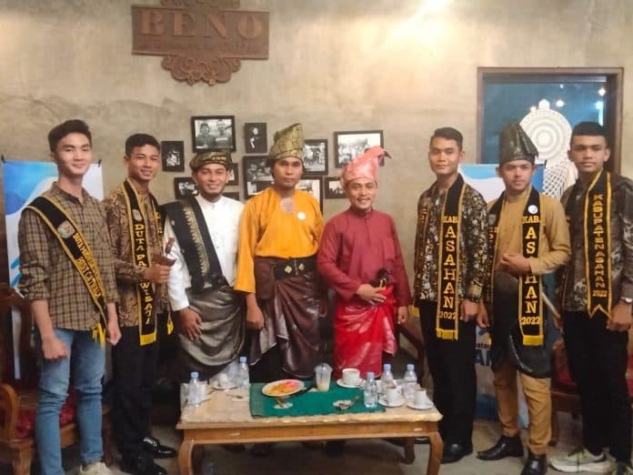 pegiat_budaya_di_asahan_gaungkan_anak_muda_berbusana_adat_budaya