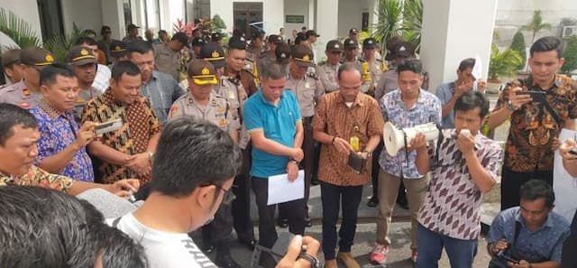pejabat_jadi_tersangka_korupsi_tak_ditahan_jurnalis_demo_kejari_siantar