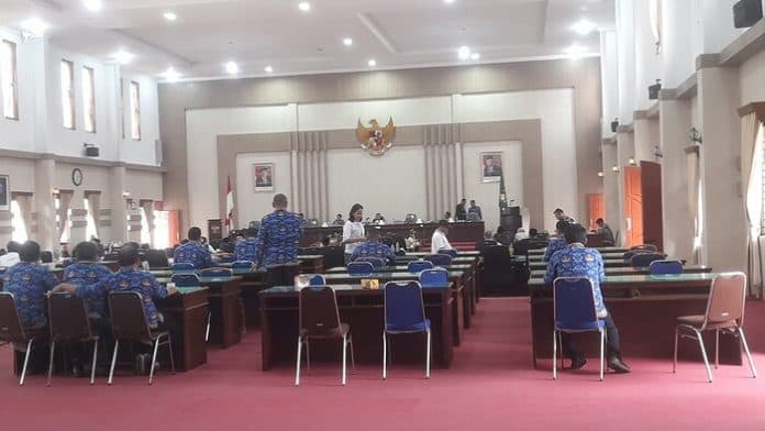 pejabat_tak_hadir_paripurna_nota_jawaban_bupati_soal_rancangan_p_apbd_kembali_molor