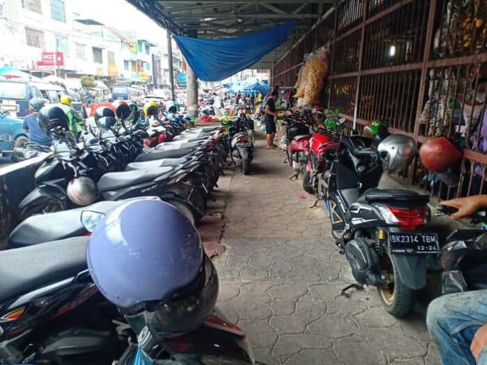 pejalan_kaki_melewati_bahu_jalan_pasar_horas_akademisi_rawan_kecelakaan_dan_jambret