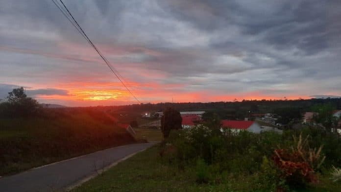 pekarangan_bekas_bangunan_rsud_tuan_rondahaim_suguhkan_keindahan_sunset