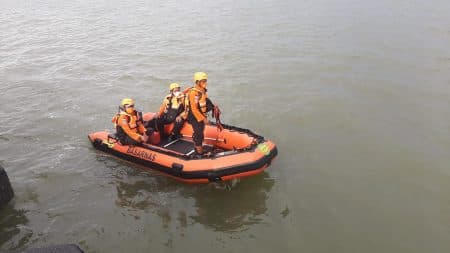 pekerja_bongkar_muat_pelabuhan_belawan_jatuh_ke_laut