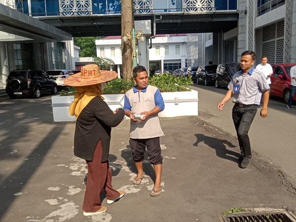 pekerja_rumah_tangga_berbagi_takjil_di_dprd_sumut_mendukung_dpr_lakukan_pengesahan_ruu_pprt