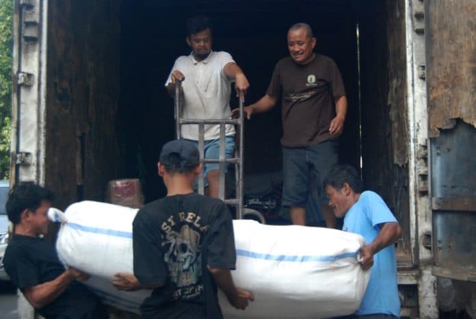 pekerja_sektor_informal_bertahan_sekuat_tenaga