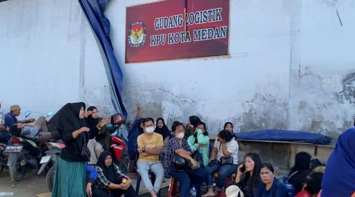 pekerja_sorlip_surat_suara_tuntut_kepastian_honor_di_gudang_kpu_kota_medan
