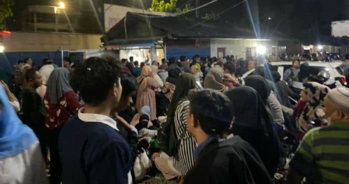 pekerja_sorlip_yang_berunjuk_rasa_bertahan_di_gudang_logistik_hingga_malam