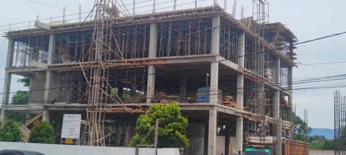 pekerja_tak_gunakan_apd_biaya_proyek_gedung_milik_salah_satu_bank_di_sidikalang_dipertanyakan