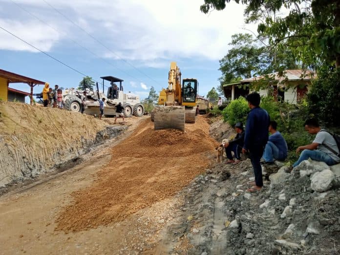 pekerjaan_jalan_sihapilis_tanjungan_samosir_dilanjutkan_dan_terkesan_asal_jadi