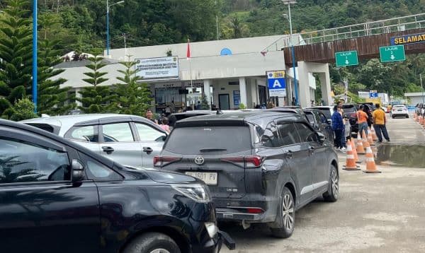 pelabuhan_tigaras_mulai_dipadati_kendaraan_yang_akan_nyebrang_ke_samosir