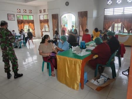 pelajar_dan_ibu_hamil_divaksin_di_parmaksian_toba