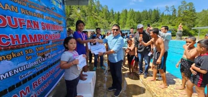 pelajar_mampu_salurkan_bakat_renang_di_ajang_kejuaraan_pj_bupati_taput_bangga