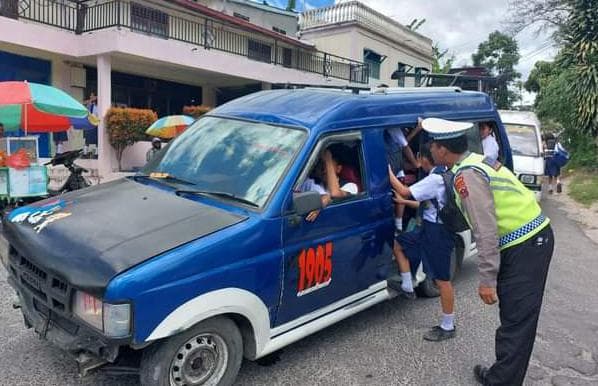 pelajar_naik_di_atas_kap_mobil_angdes_sebagian_disuruh_sopir